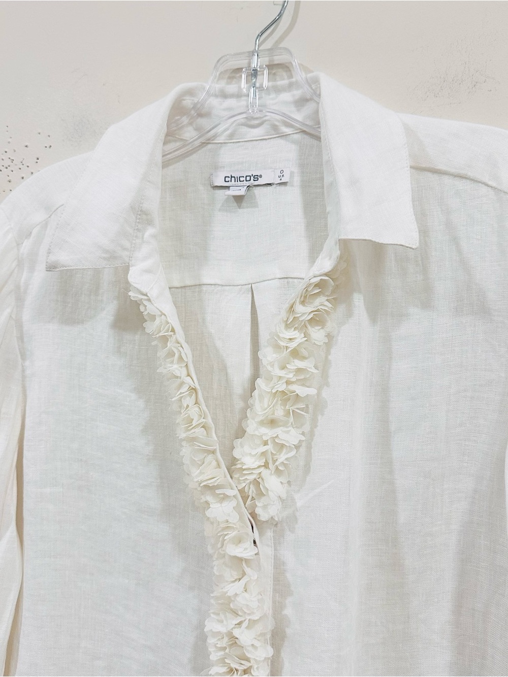Chico's White 100% Linen Flower Embellished Ruffle Blouse Shirt Top Size 0 US 4 - Picture 3 of 9